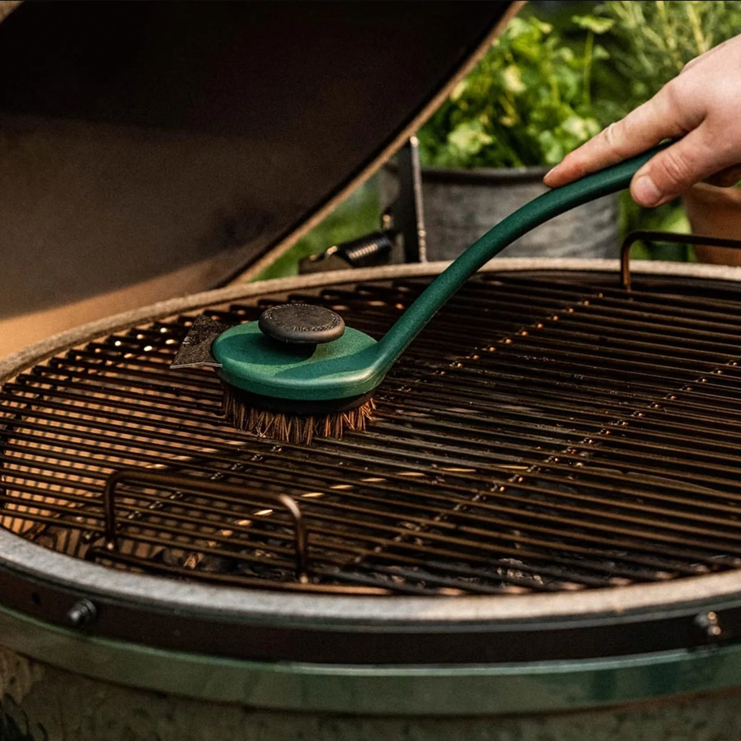 http://www.bonkandco.com/cdn/shop/files/big-green-egg-palmyra-bristle-long-handled-grid-scrubber-in-use-borough-kitchen_jpg.webp?v=1694775832