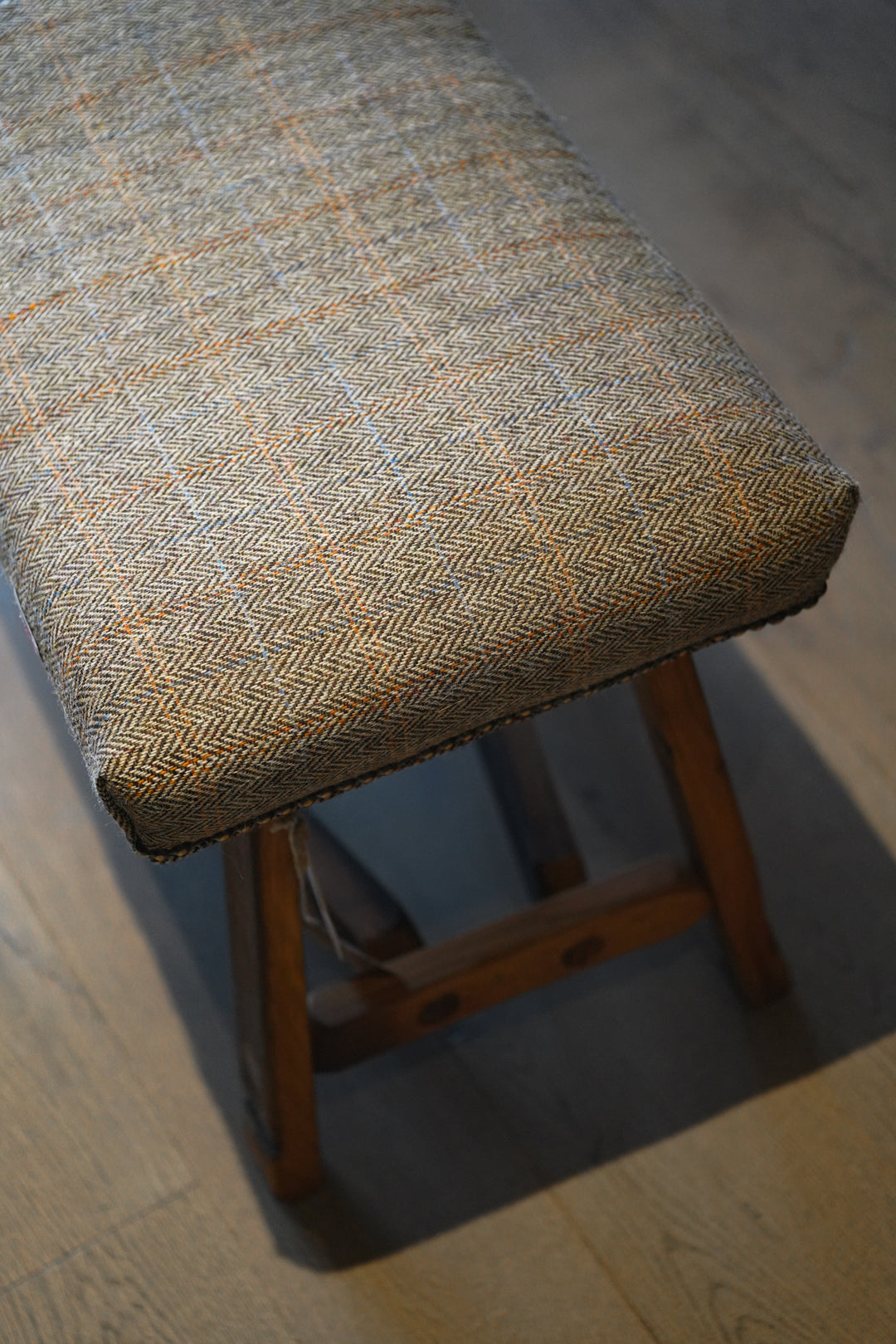 Tweed Bench - Tun - (Brown)